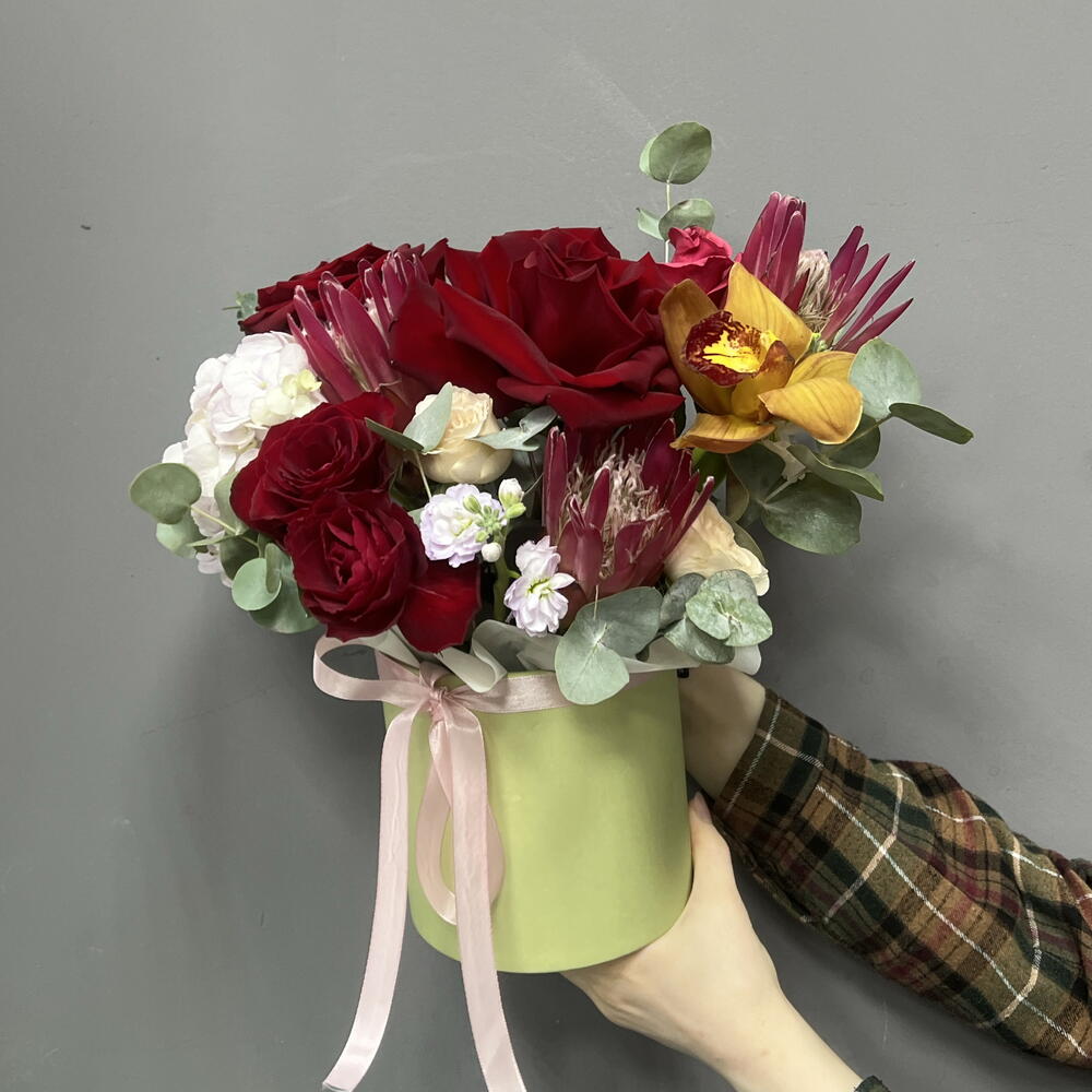 Композиция в шляпной коробке с красными розами, протеей, и гортензией 🌹
