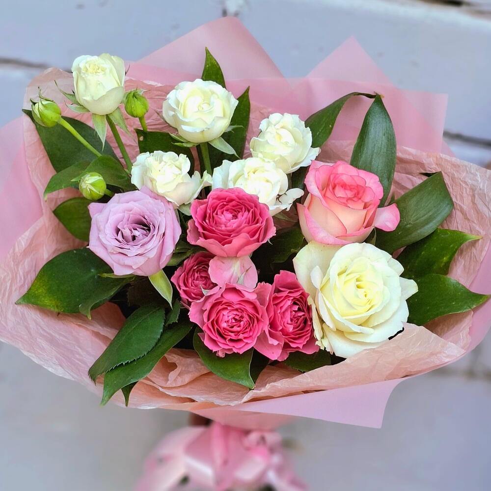 Букет с кустовыми и пионовидной розами 🤍🩷💜