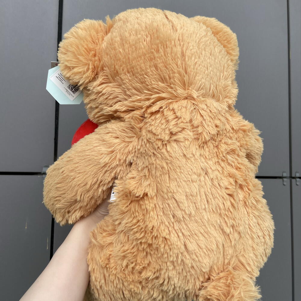 Мишка плюшевый с большим красным сердцем