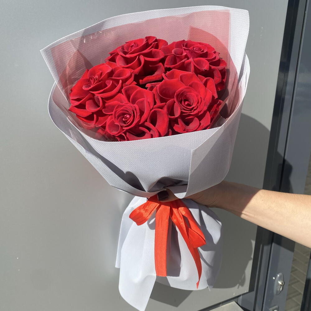 Красные французские розы в белом