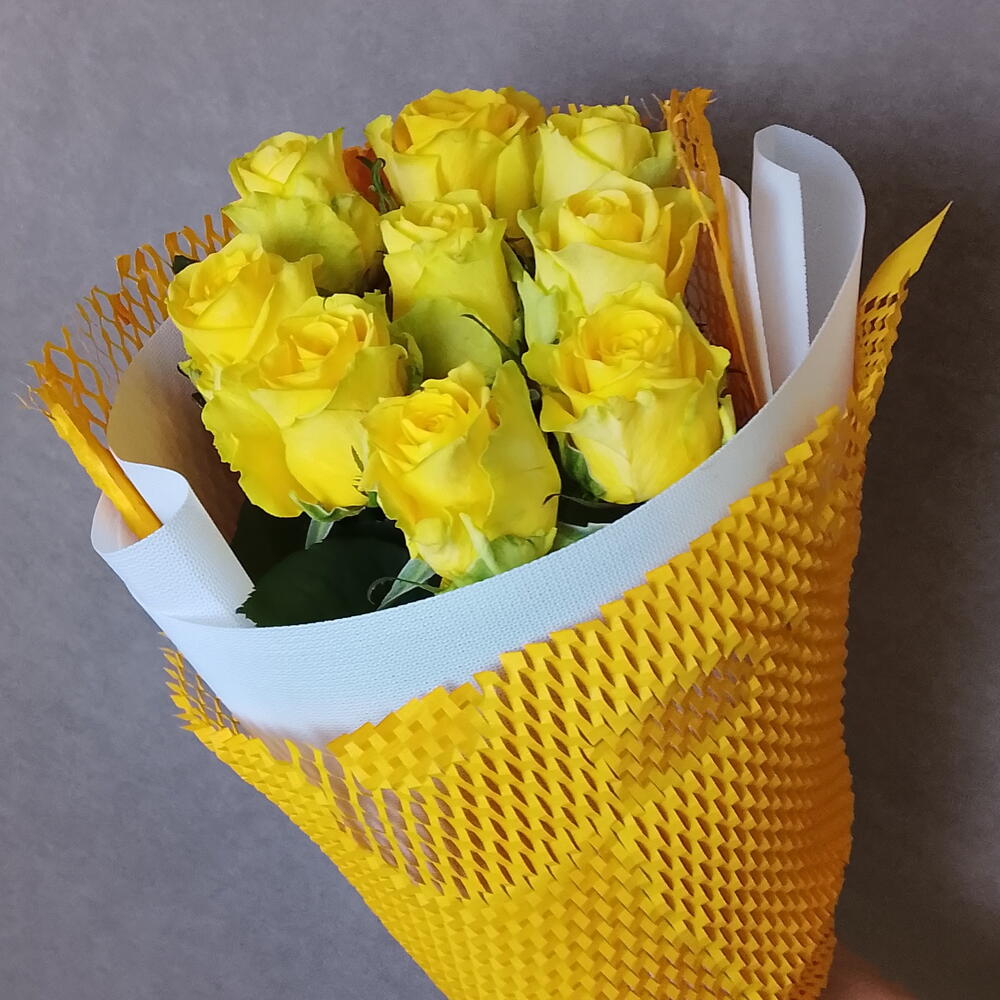 Розы жёлтые в упаковке