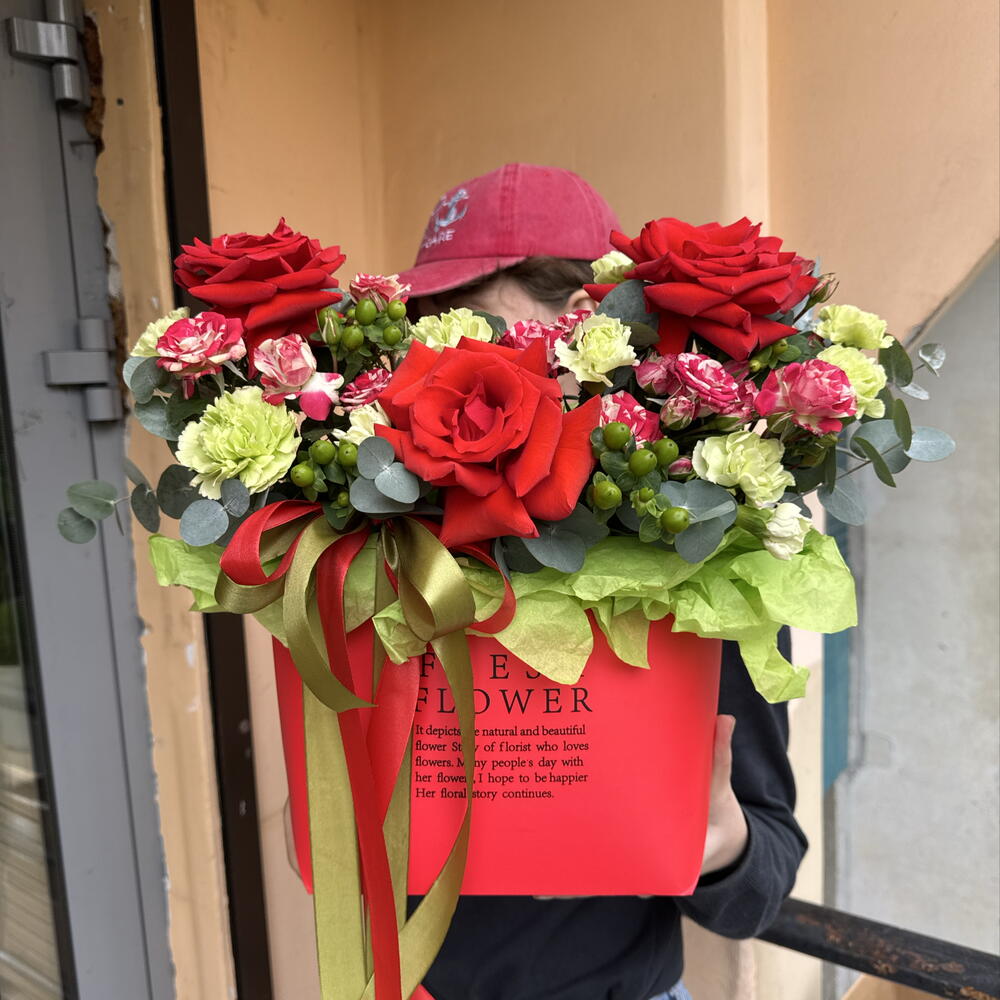 Композиция «алое лето» 🌞 в составе французская Роза, кустовая Роза, гиперикум, диантусы