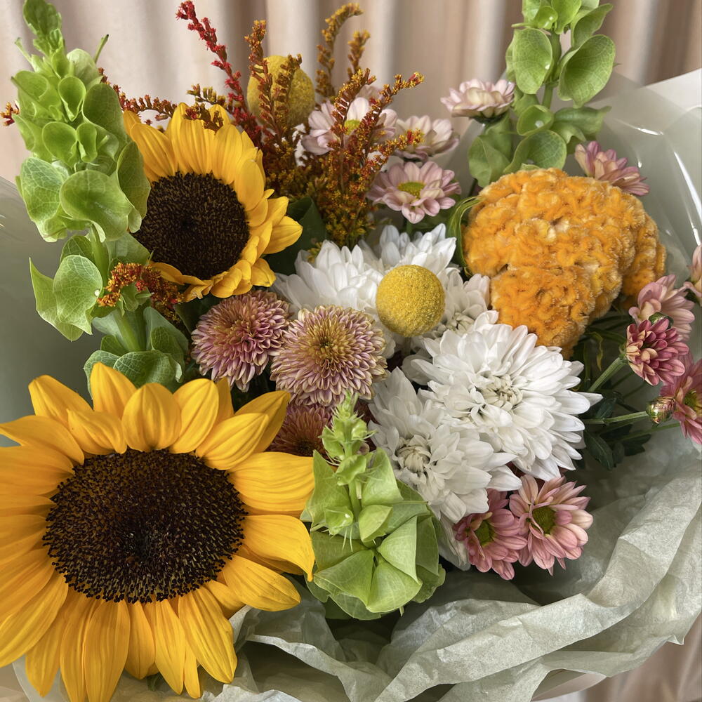 Букет с подсолнухами, хризантемой,  целозией и молюцеллой🌻
