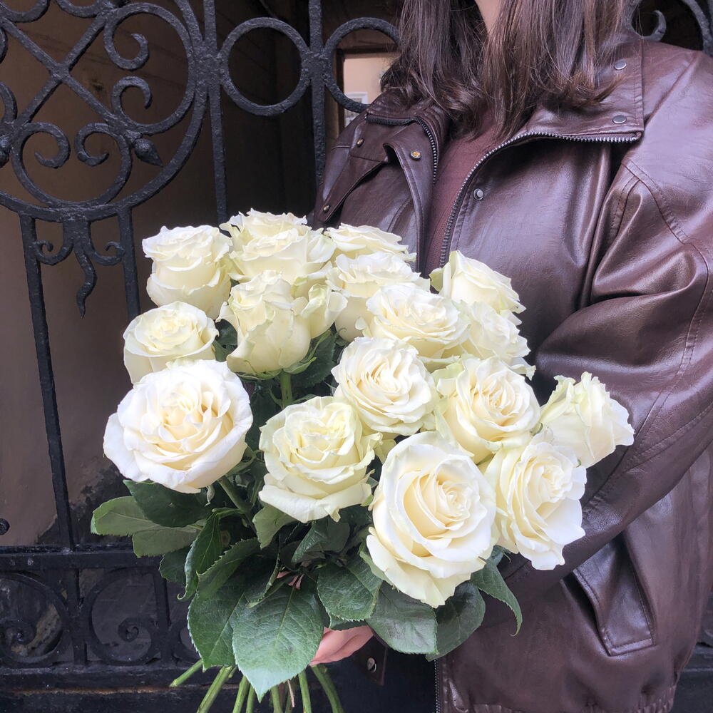 Белые розы 17 шт