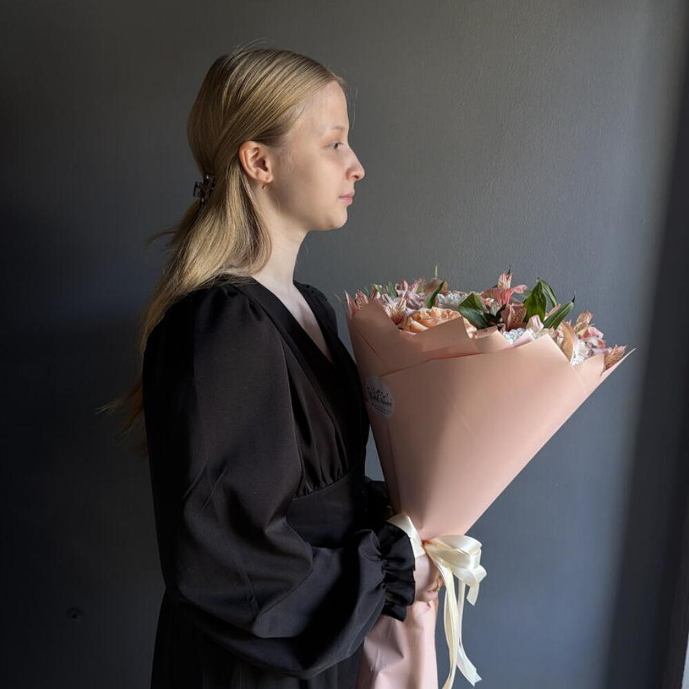 Нежный букет из ажурных роз, пушистых хризантем и изящных альстромерий