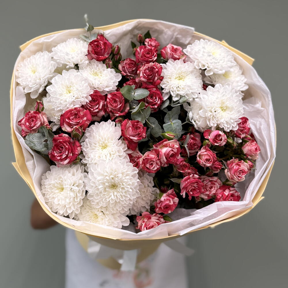 Пышный букет 🌸 «Отзывчивость » — белые хризантемы  и розы кустовые сорта Fair Works 🤍