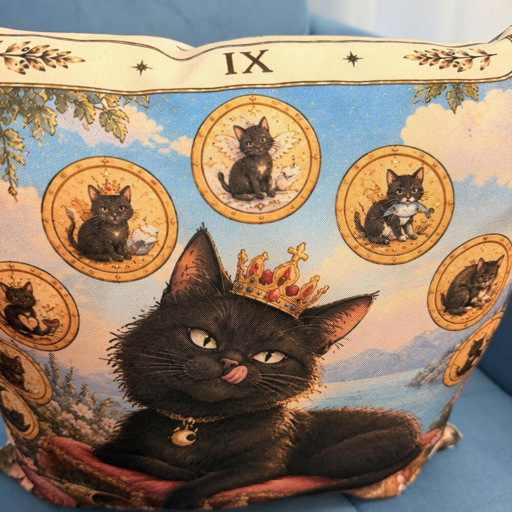 Кошачье Таро — подушка «Девять жизней», 40х40 см