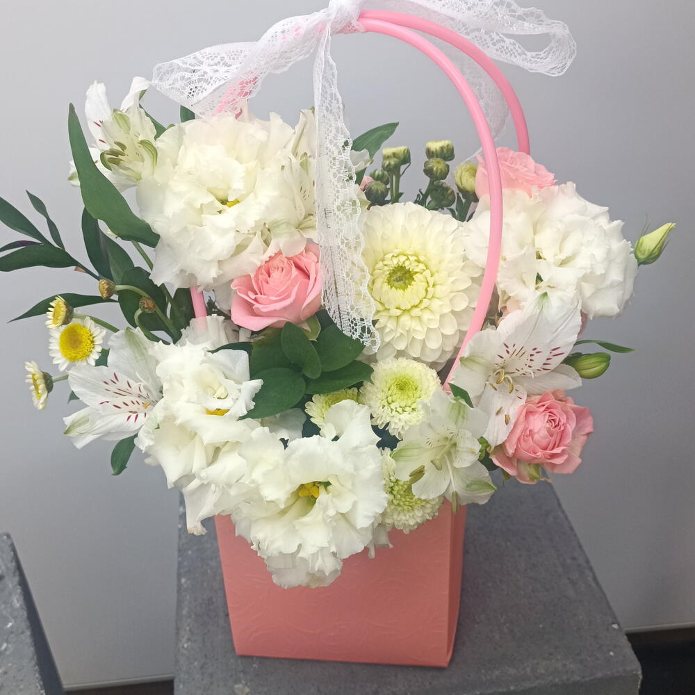 Нежный комплимент 🌸из георгин, кустовых роз, диантусов , хризантемы и альстромерии