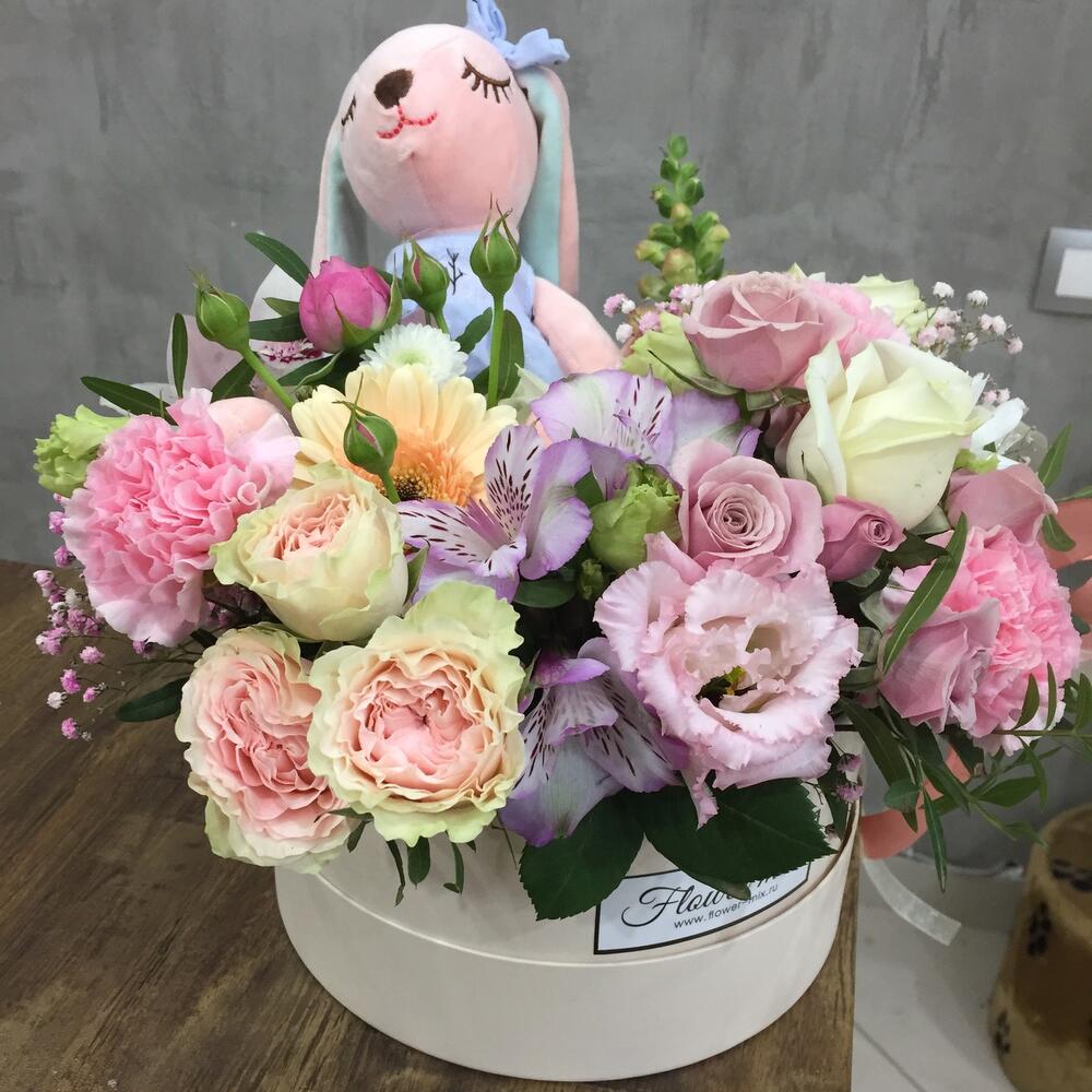 Коробочка с цветами и игрушкой