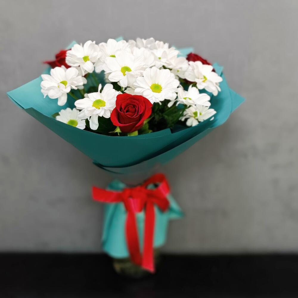 Ромашки с розами