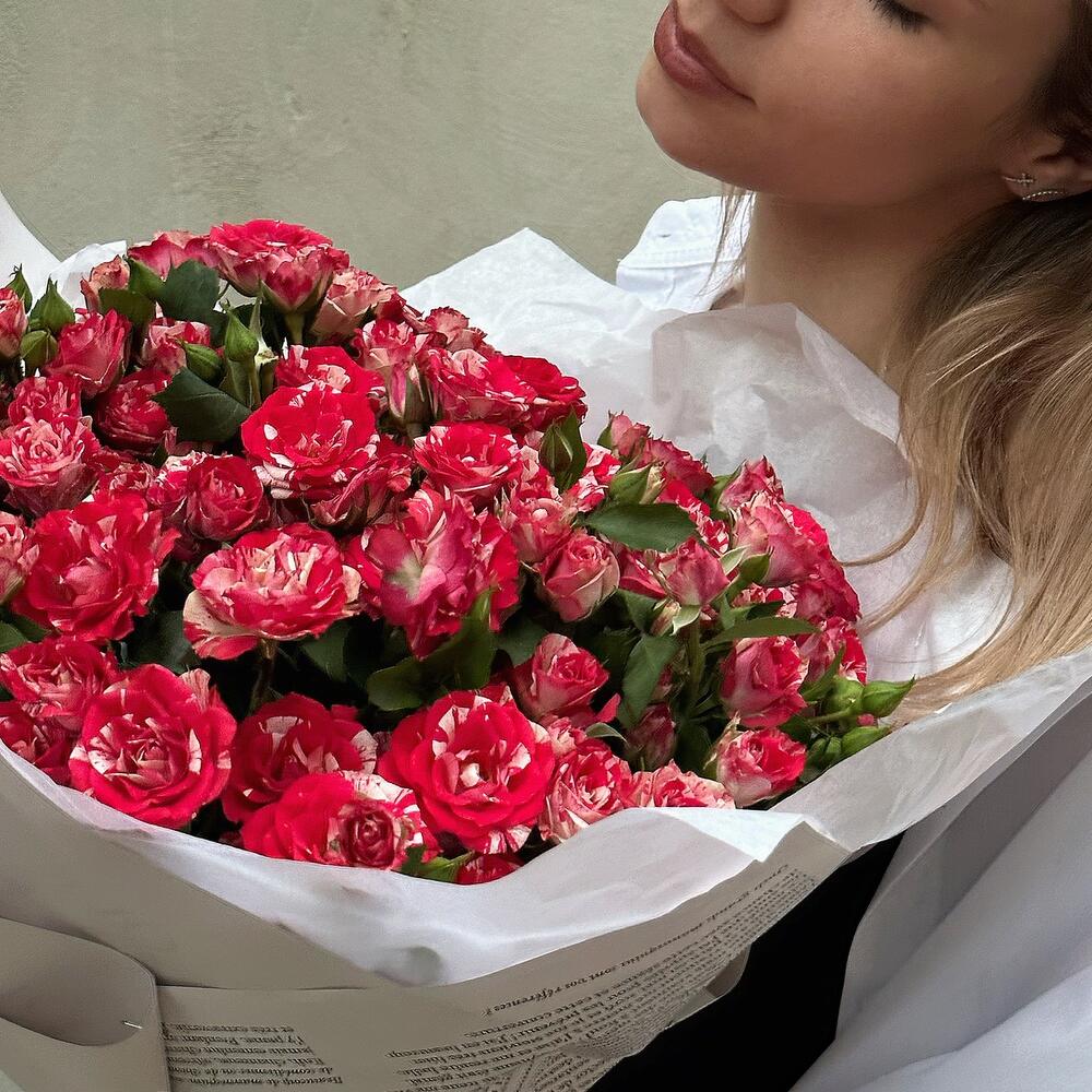 Стильный большой букет из кустовых мраморных роз ♥️