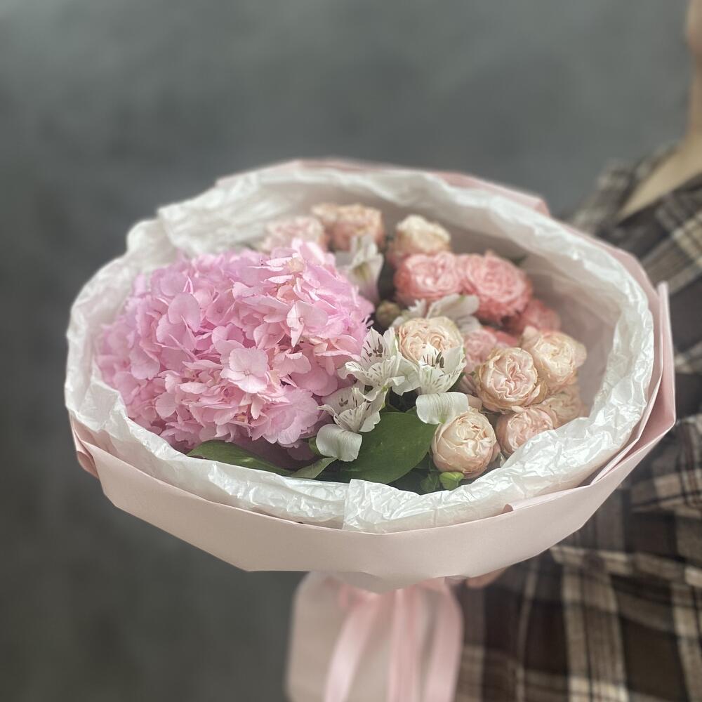 Букет с гортензией и кустовой розой