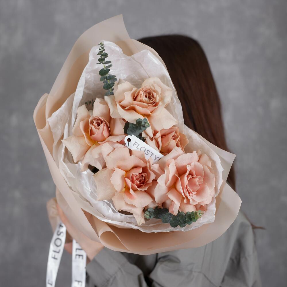 Букет из песочной ароматной французской розы с эвкалиптом