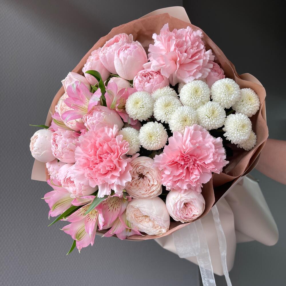 Bouquet with eustoma and bush roses