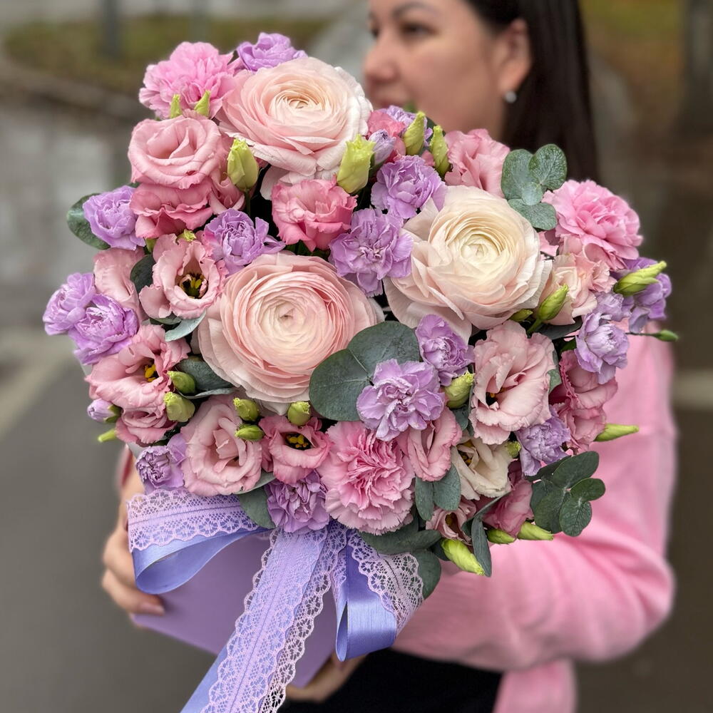 Баблгам 💜ранункулюсы , эустома , диантусы в стильной коробке