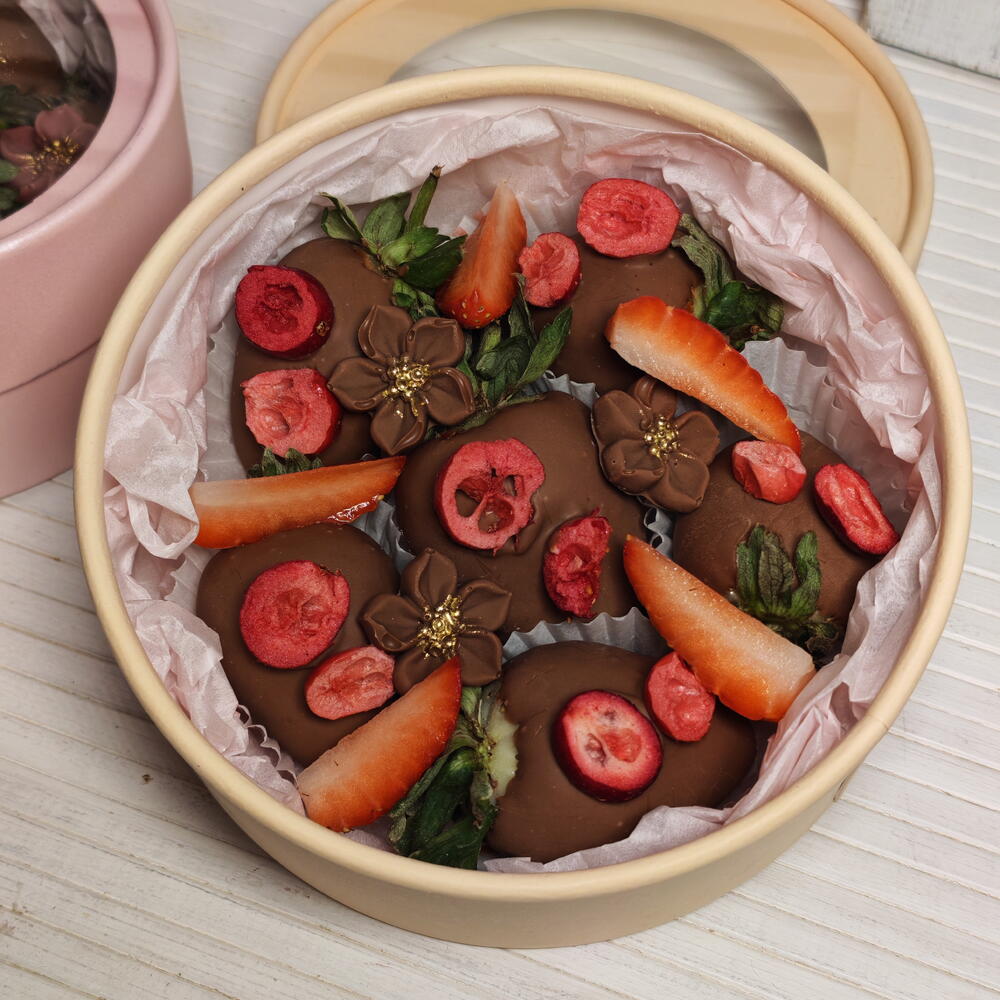 Ягодка в шоколаде