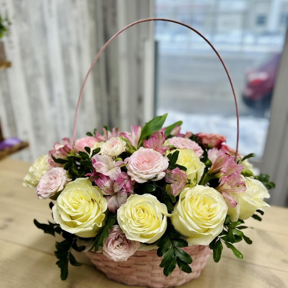 Корзина с розами и альстромерией