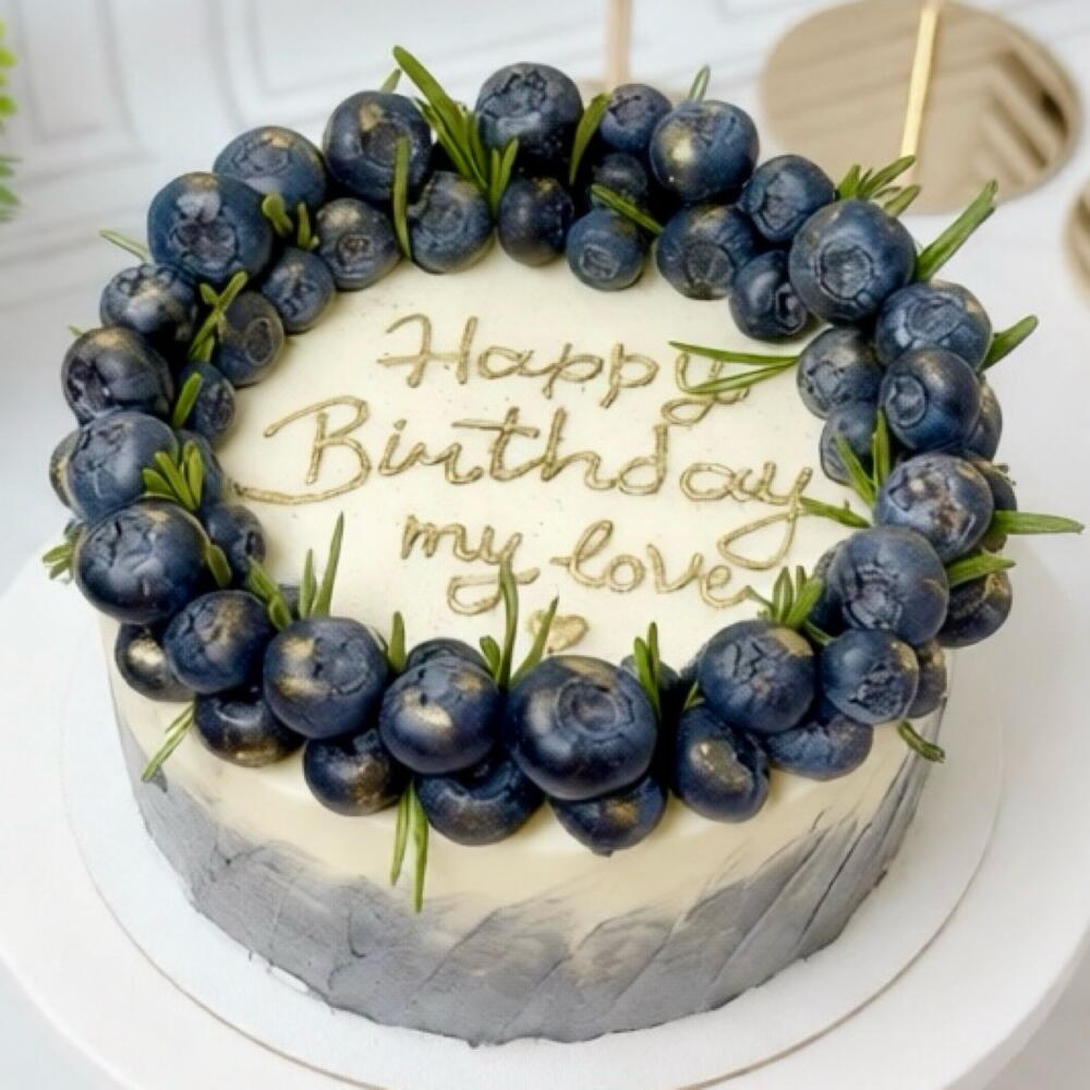 Торт на день рождения с голубикой,с мазками «Happy Birthday