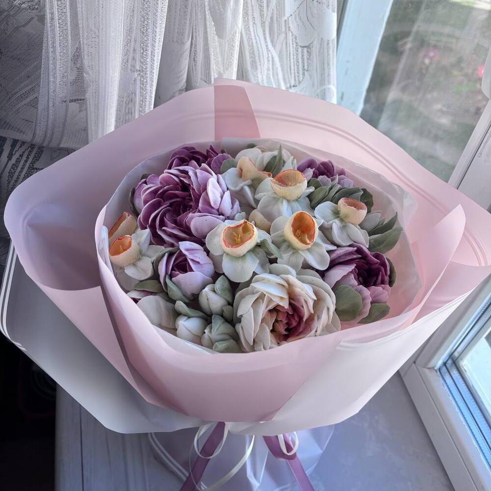 Зефирный букет с пионами и нарциссами