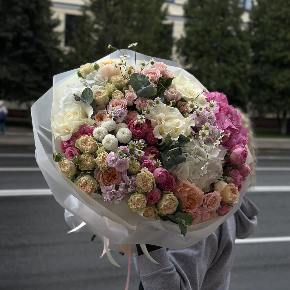 Большой букет с гортензиями и розами
