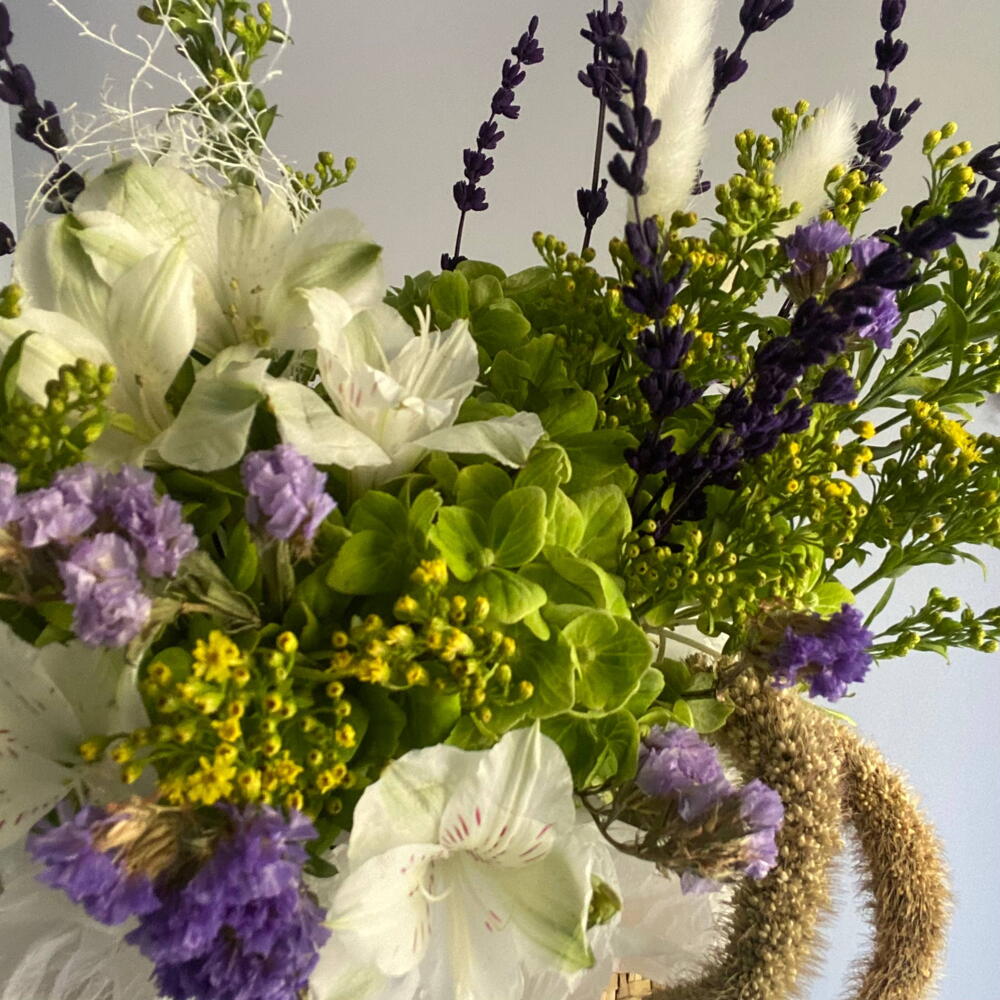 Зачарованная💜 Композиция в корзинке из гортензии, стабилизированной статицы, лаванды, солидаго, альстромерии