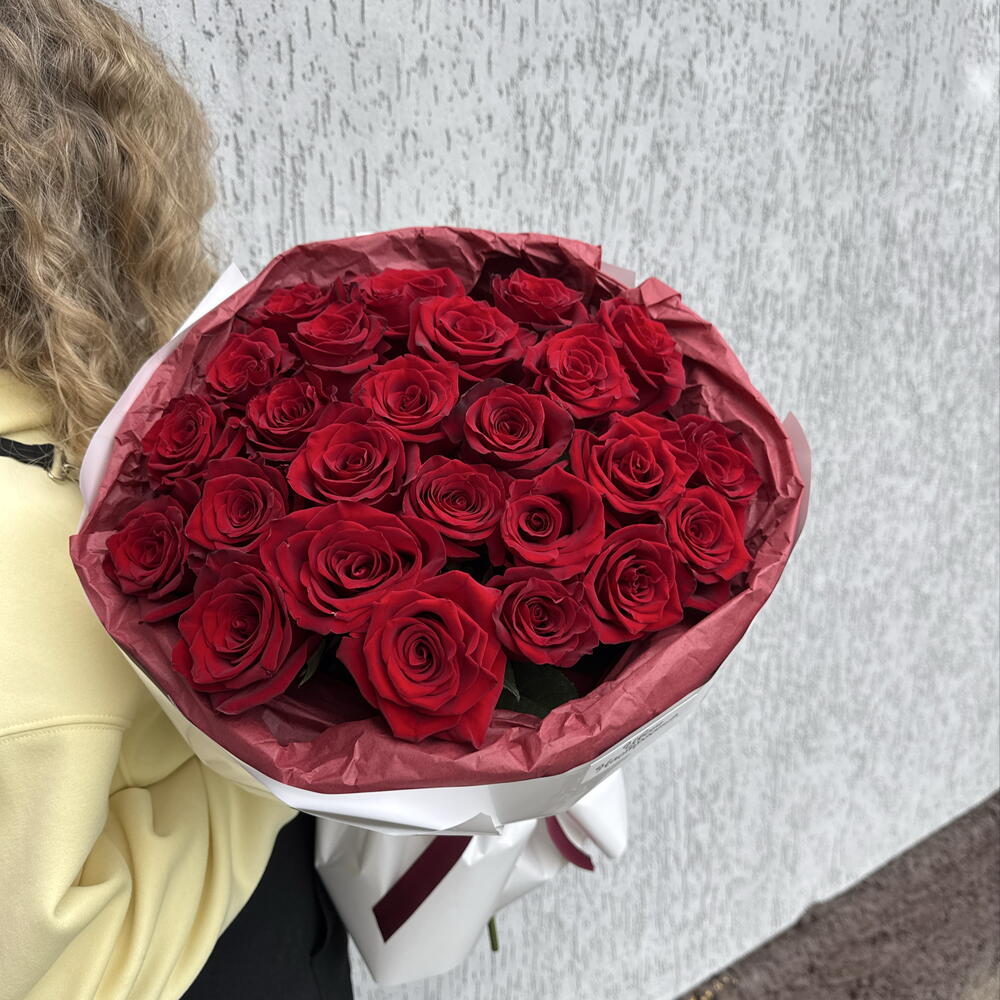 Букет из 25-ти красных роз в белой упаковке