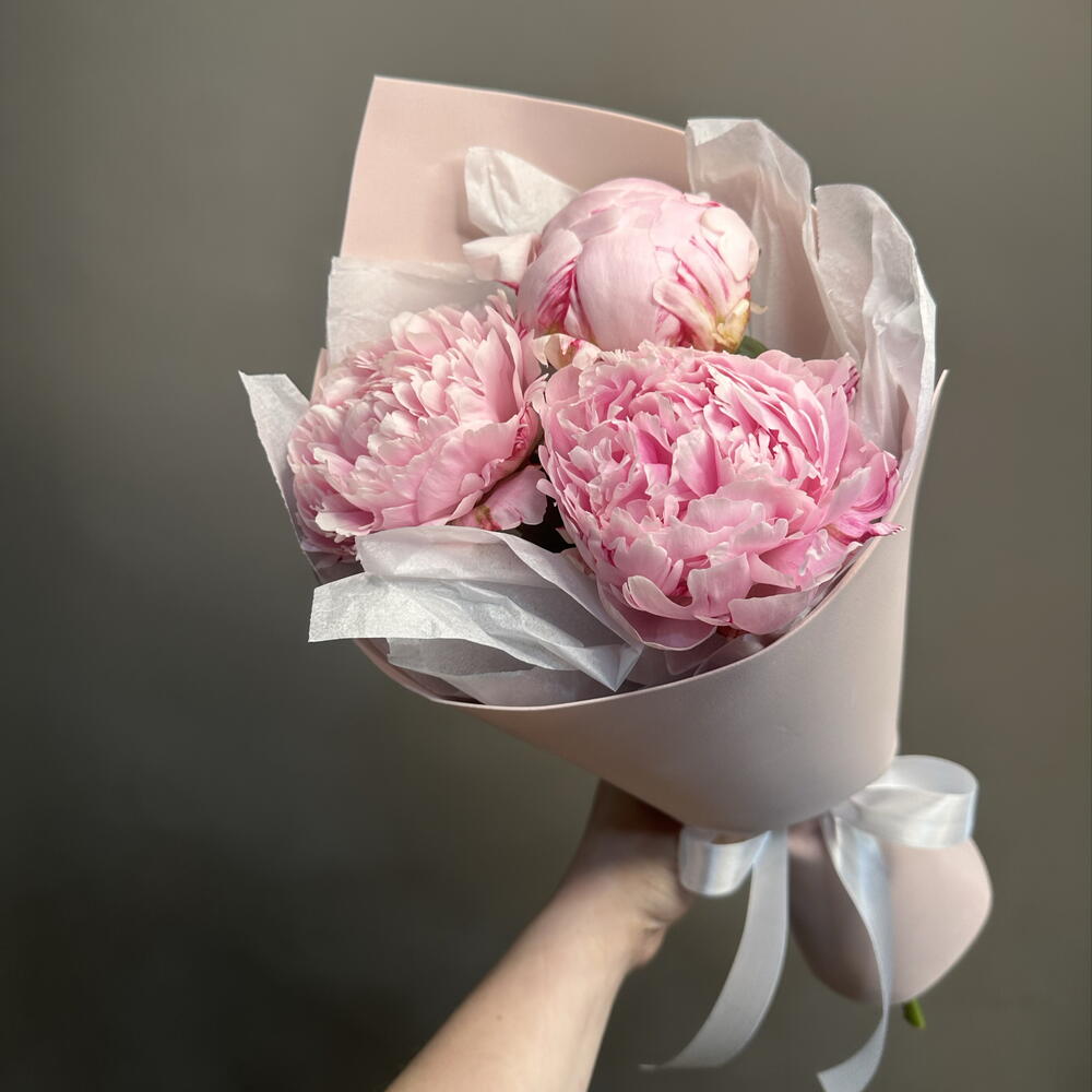 «Хорошие новости» 💌 букет «конвертик» с пионами
