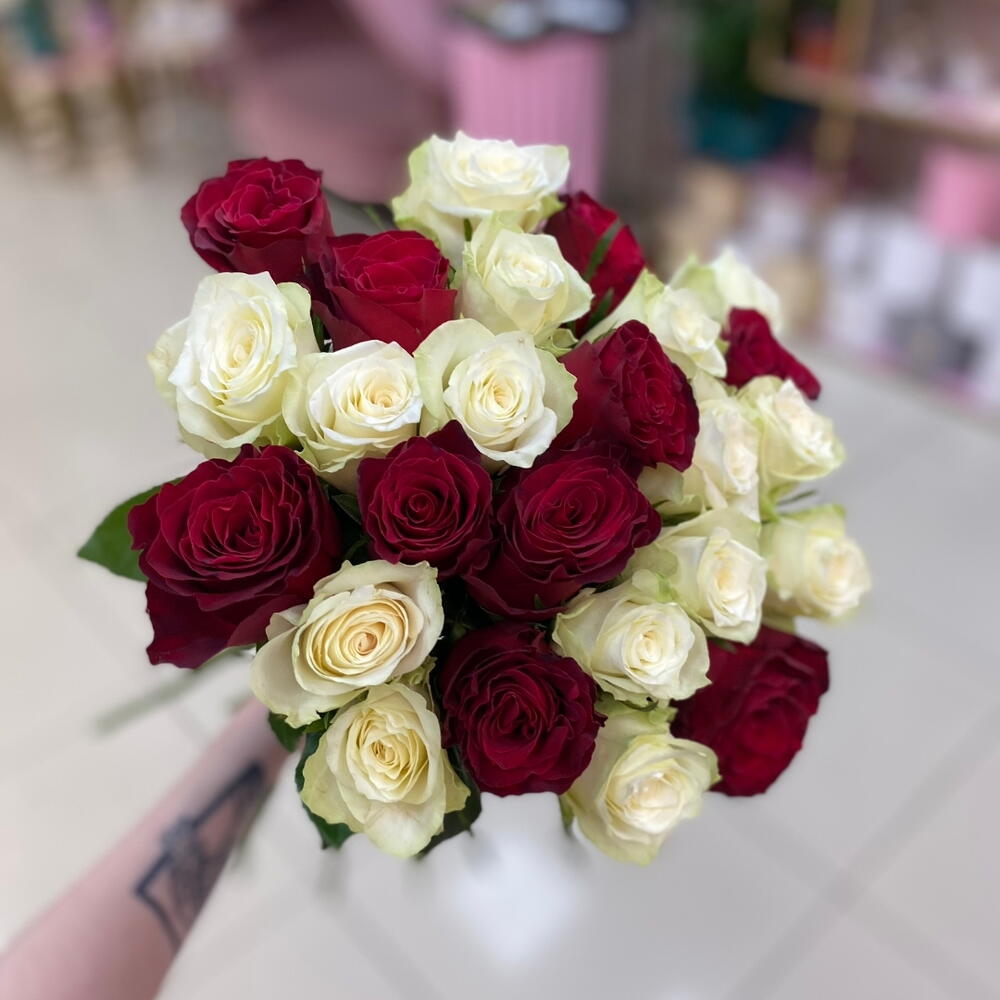 Белые и красные розы 25 штук