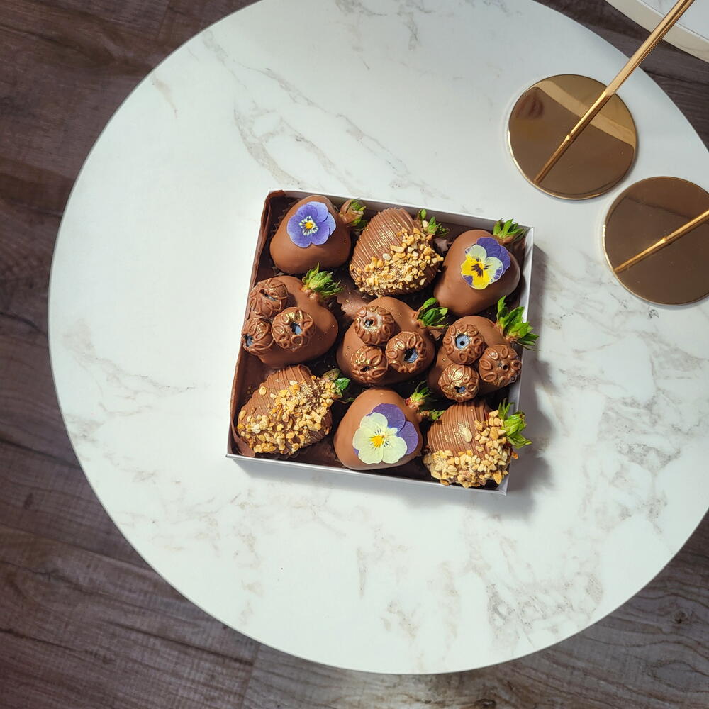 Набор с клубникой и голубикой в шоколаде S+подарок от Vivienne Sabo -румяна MACARON