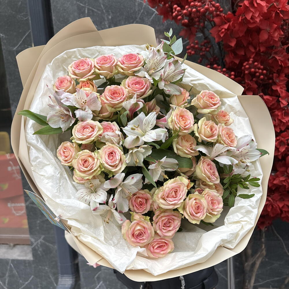 Прекрасные кустовые розы с альстромерией