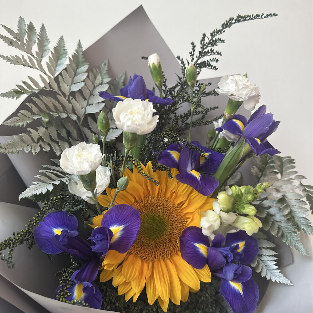 Букет с подсолнухом и ирисами 🌻