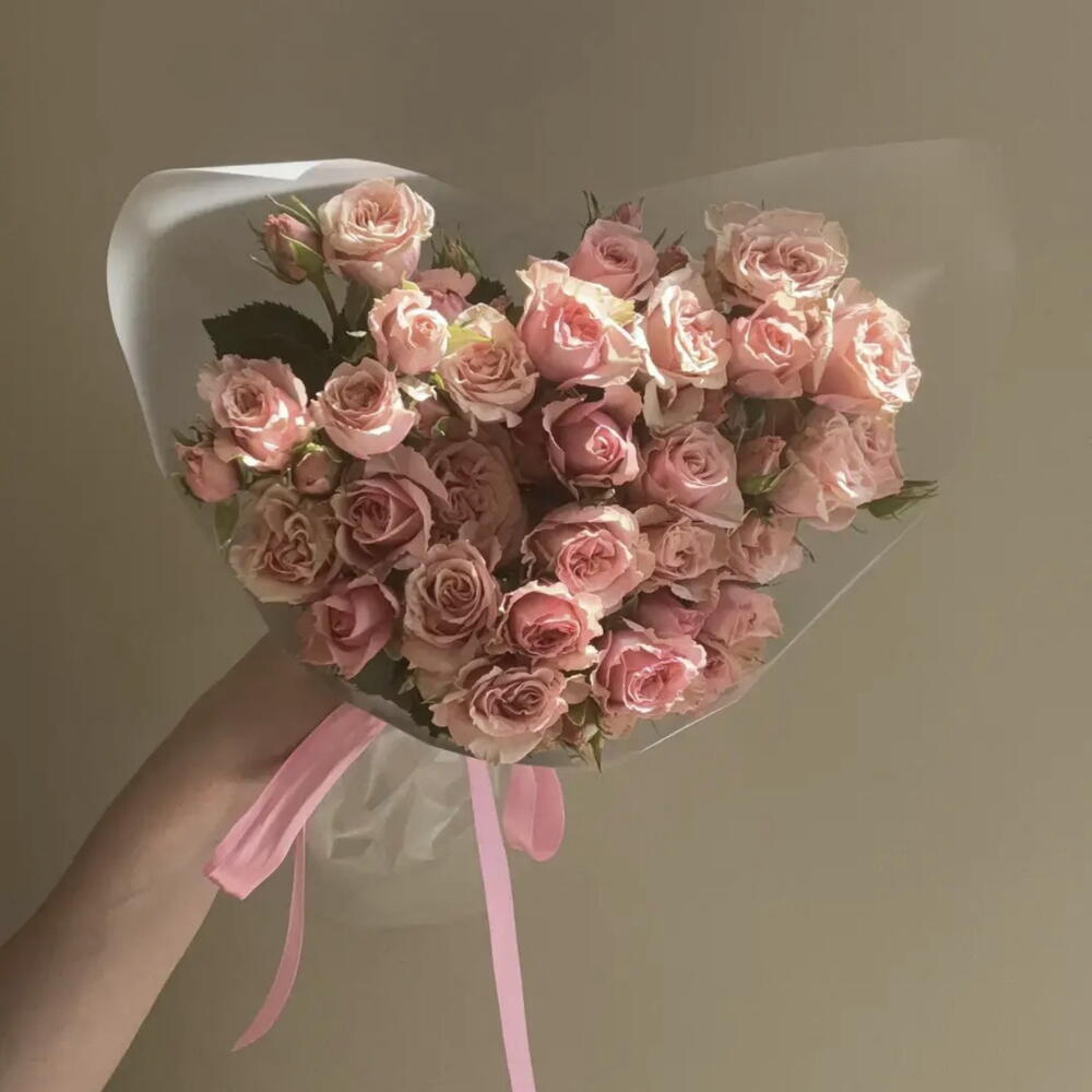 Букет кустовых роз 7