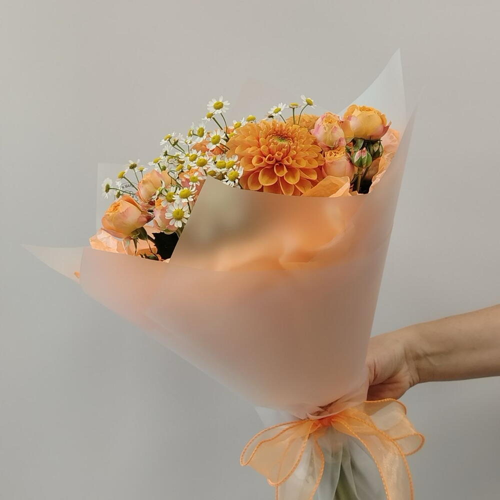 Яркий букет кустовые розы, георгины, ромашки