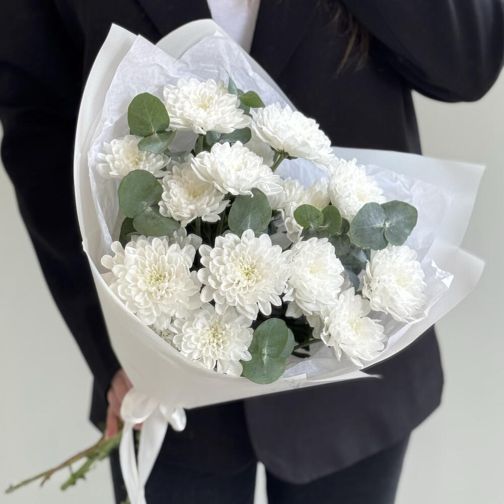 Стильный букет-комплимент из стойких кустовых хризантем с веточками эвкалипта