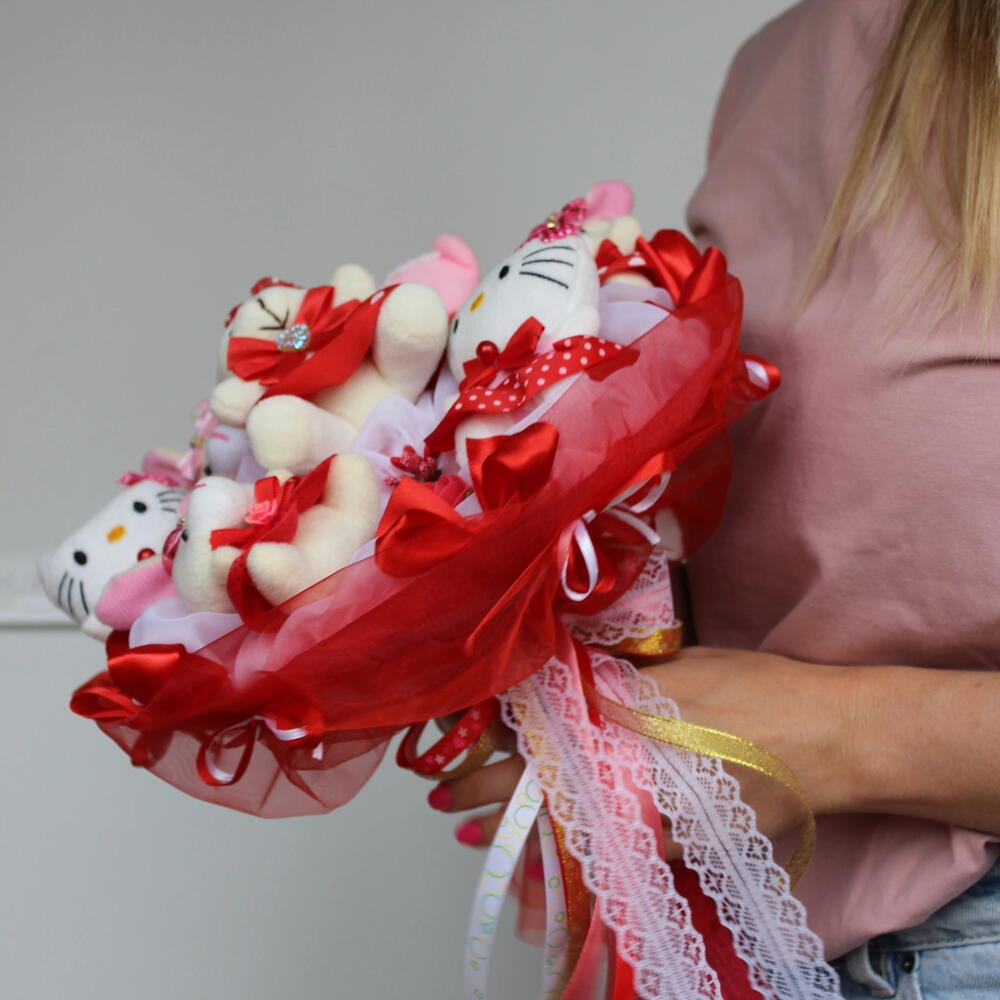 Красный букет из игрушек