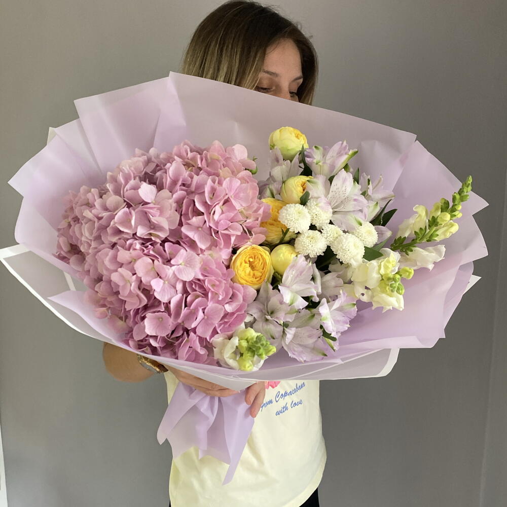 Букет с крупной гортензией,антирринумом,пионовидными розами 🌸