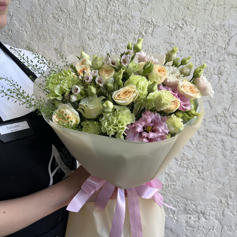 Нежный букет из кустовых роз, эустомы, диантусов, хамелациума и тласпи