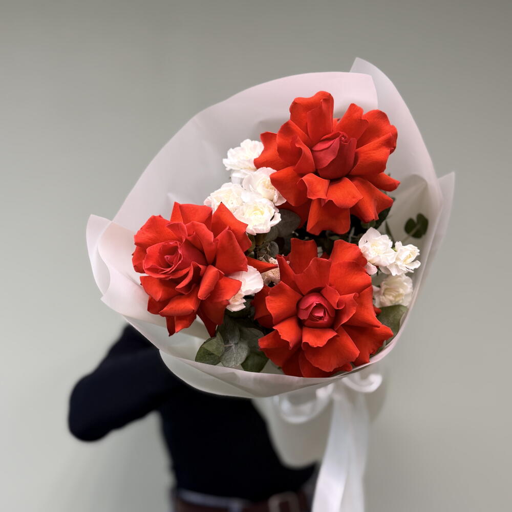 «Нежная гармония: роза „Нина плюс кустовой диантус» 🌹️