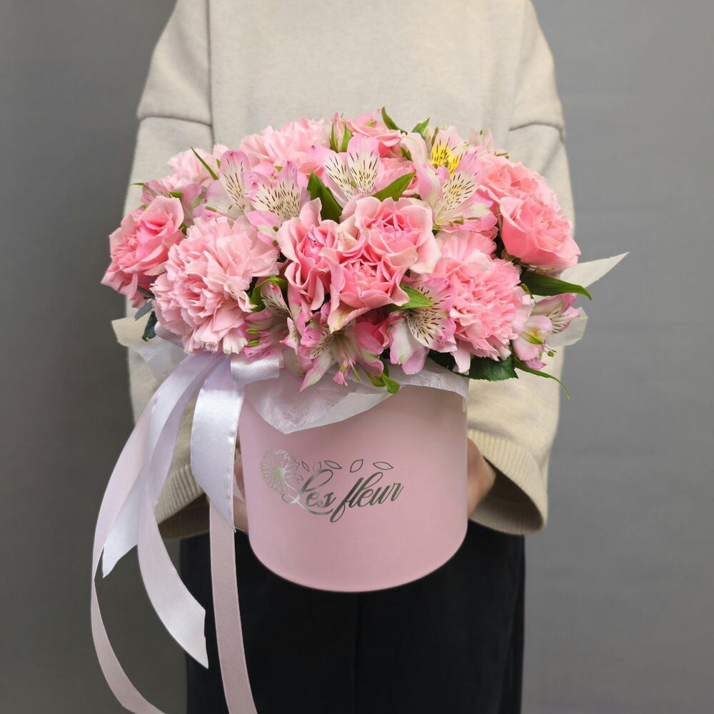Кустовые розы, альстромерия, гвоздика розовый микс в коробке les fleur (В0084)