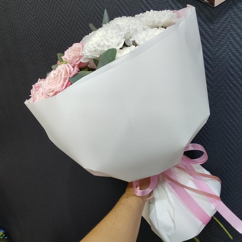 Букет нежных оттенков «Я скучаю...» из пионовидных кустовых роз, хлопка и хризантем