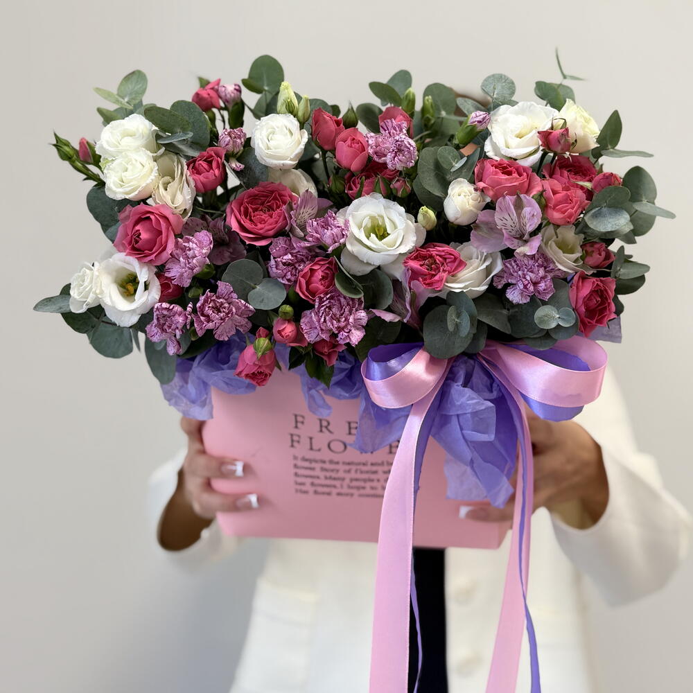 Композиция «Повод без повода🌸»из кустовых диантусов , кустовых пион роз  и эустом с ароматным эвкалиптом в коробке 💐