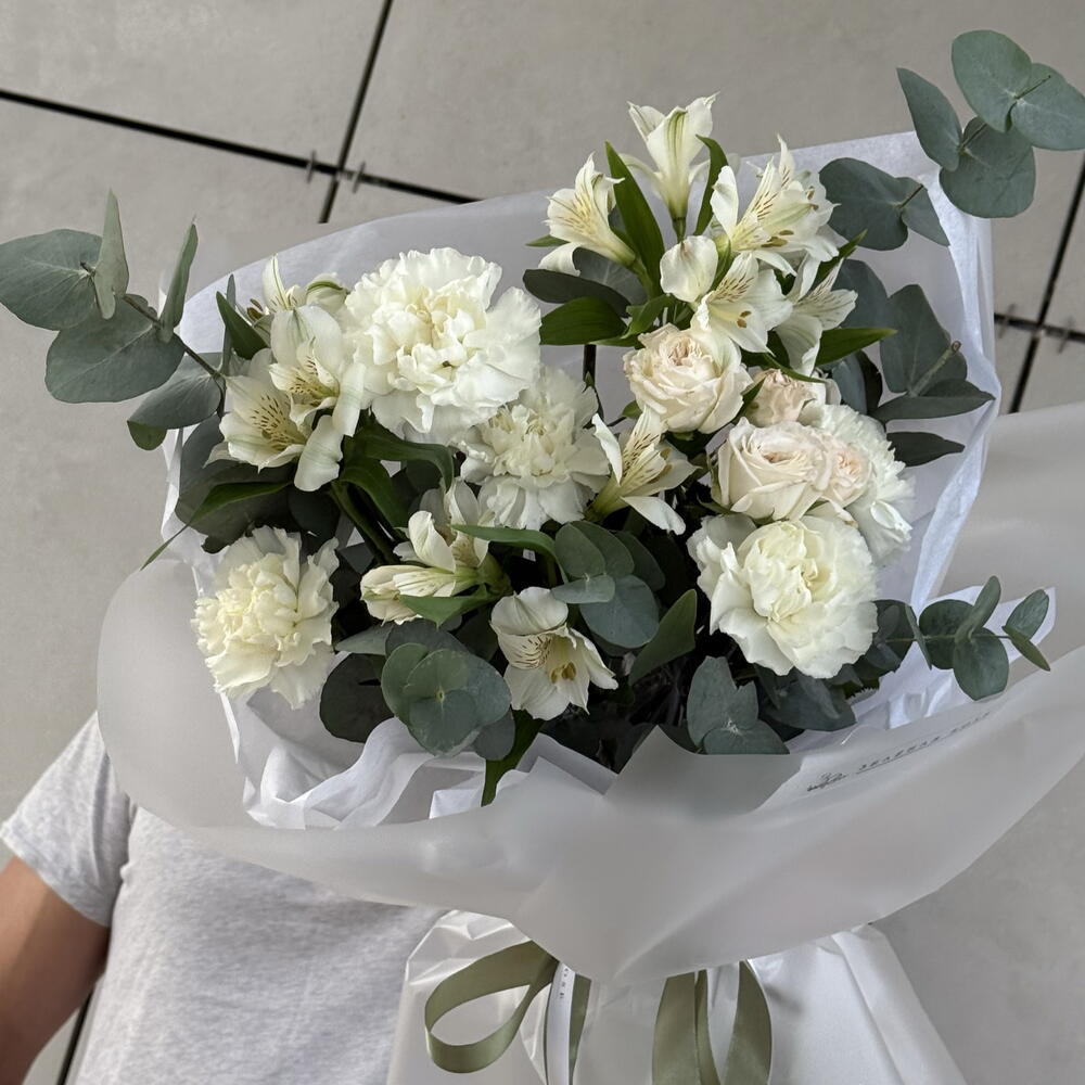 белые цветы и зелень