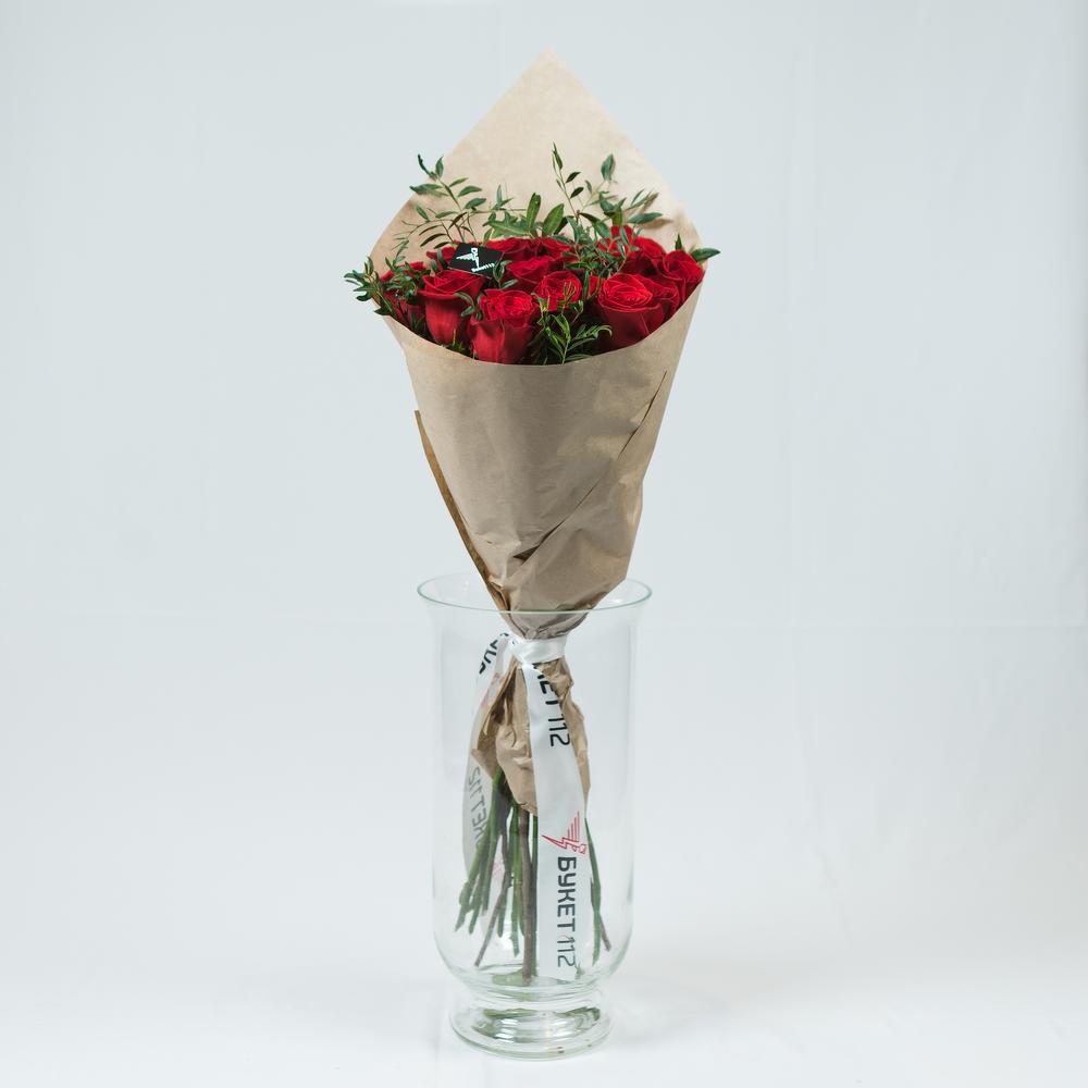 15 rosas en elaboración con vegetación