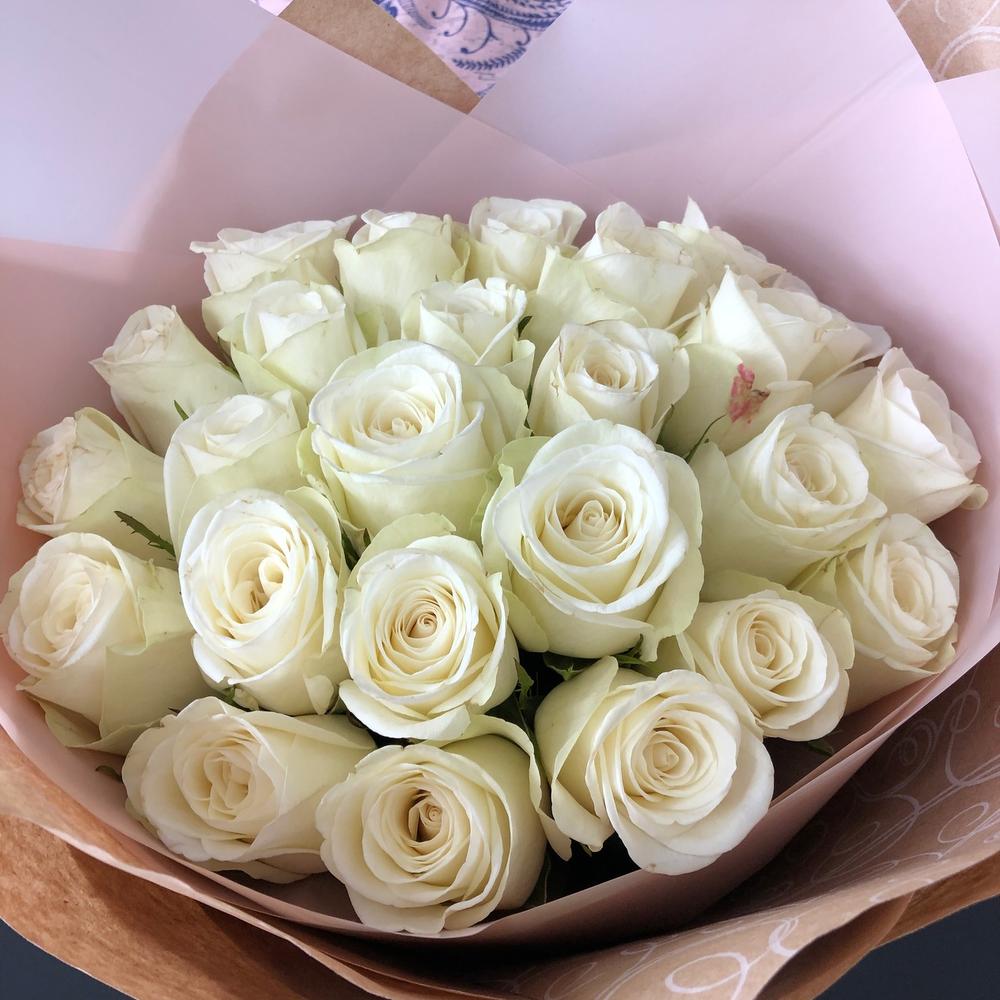 Lady Flowers — 21 белых роз в оформлении