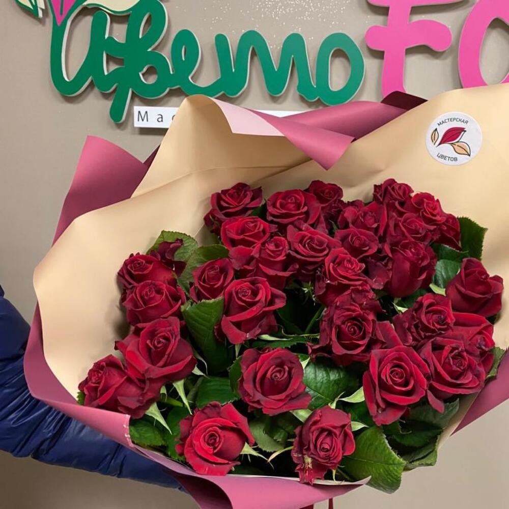 Букет алых роз
