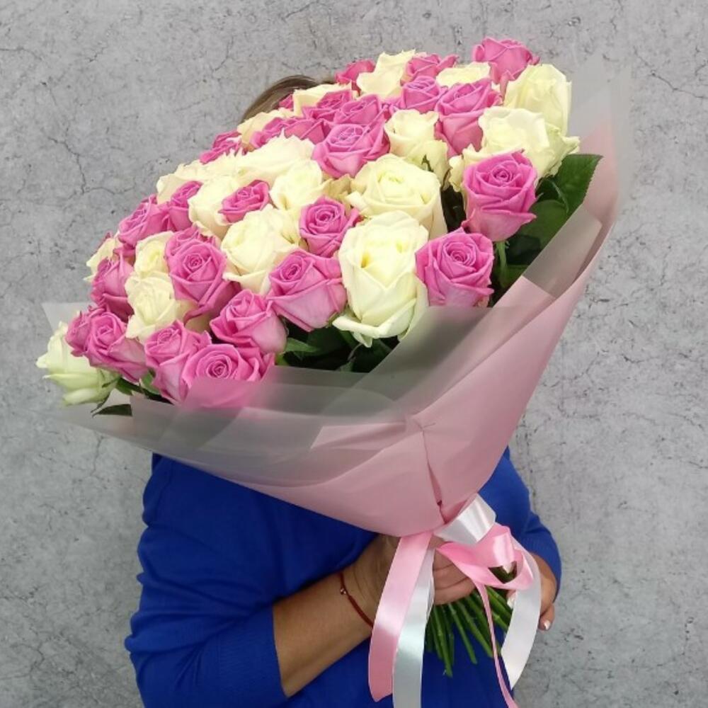 Роза розовая и белая роза 51 шт