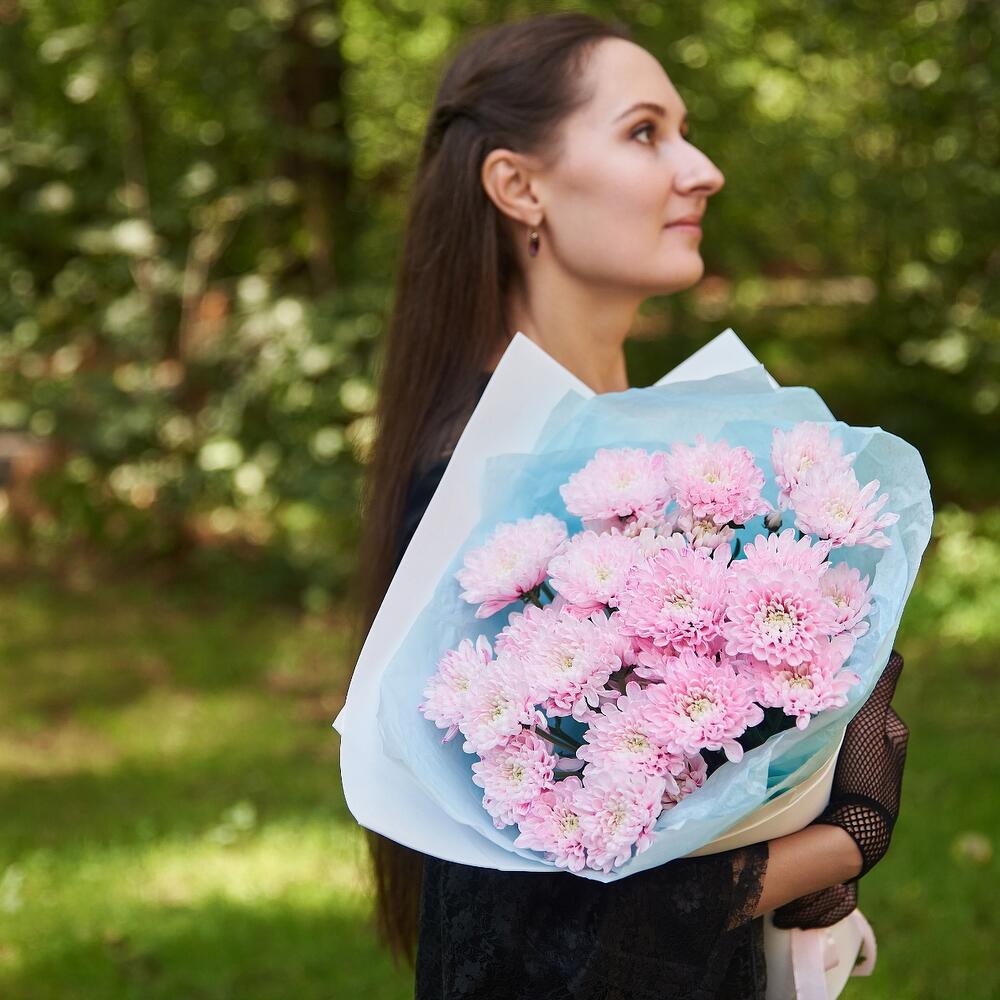 Розовые хризантемы