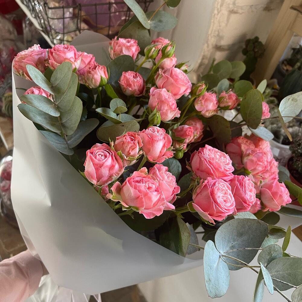 7 кустовых пионовидных роз с эвкалиптом 💝