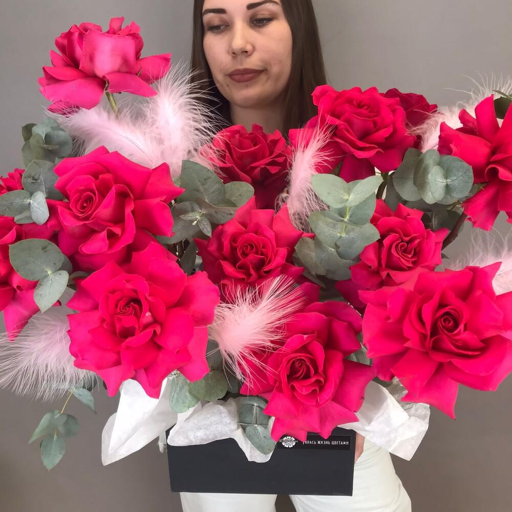 Розы фуксия в коробке с перьями и эвкалиптом