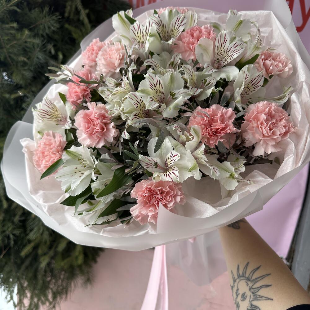 Bouquet of dianthus and alstroemeria